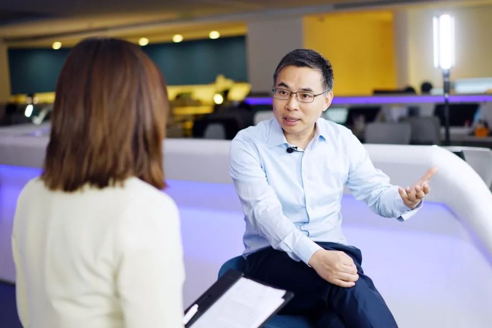 张雷接受"前沿观澜——企业家访谈录"栏目专访9月初秋,无锡日报报业