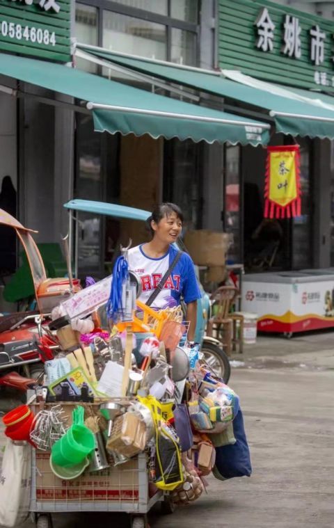 面对摊贩与作家这两个有着巨大反差的身份,她坦然说道,"写作对我来说