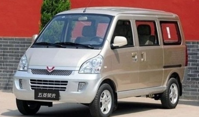 装配工艺相当精湛,另外,五菱荣光的方向盘不会很重,手感相当顺手,精准