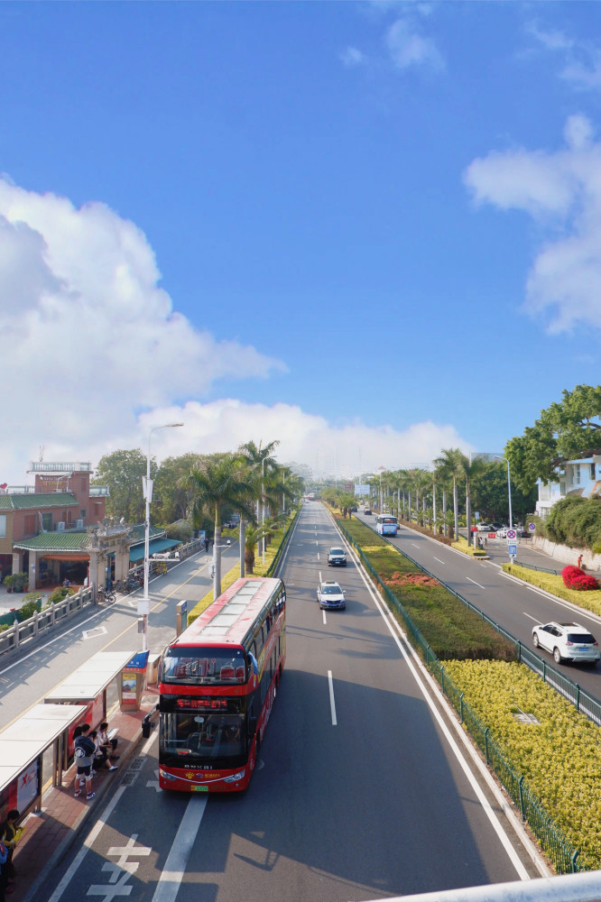 厦门环岛路,沿海而建,围绕半座岛,被誉为黄金海岸线