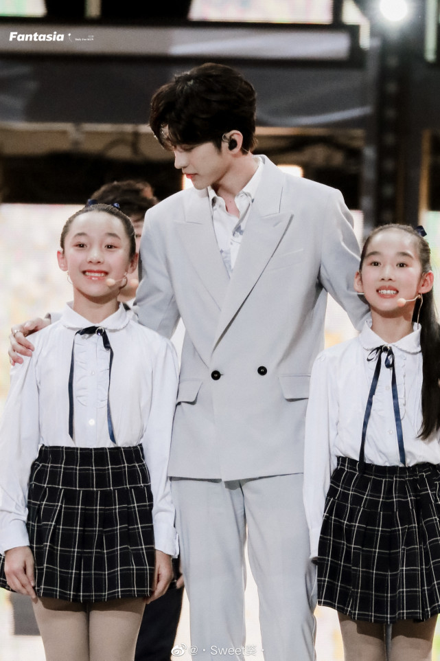 蔡徐坤和天使童声合唱团演唱山河无恙在我胸唱出美好期盼