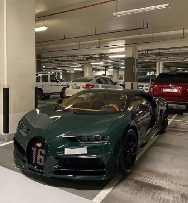 迪拜停车场里的布加迪与劳斯莱斯,两辆车占三个车位,车身配色很统一
