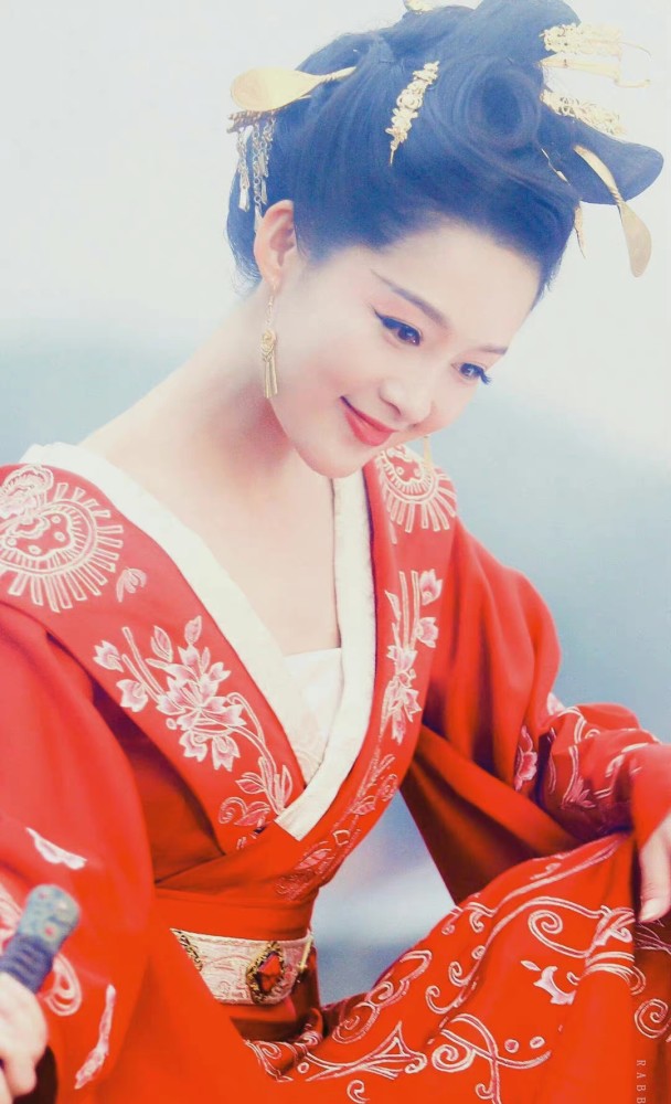 李沁新剧路透曝光红衣造型十分瞩目粉丝为保密拒绝路透