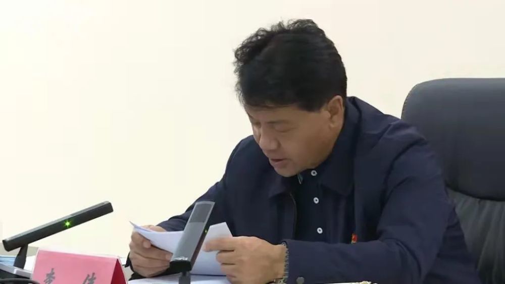 10月30日上午,自治区党代表特克斯县委书记李伟同志,通过专题学习会的