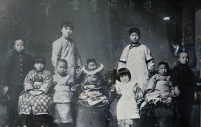 她丫鬟出身没名没分却养育出6名国家栋梁82岁在小破屋去世