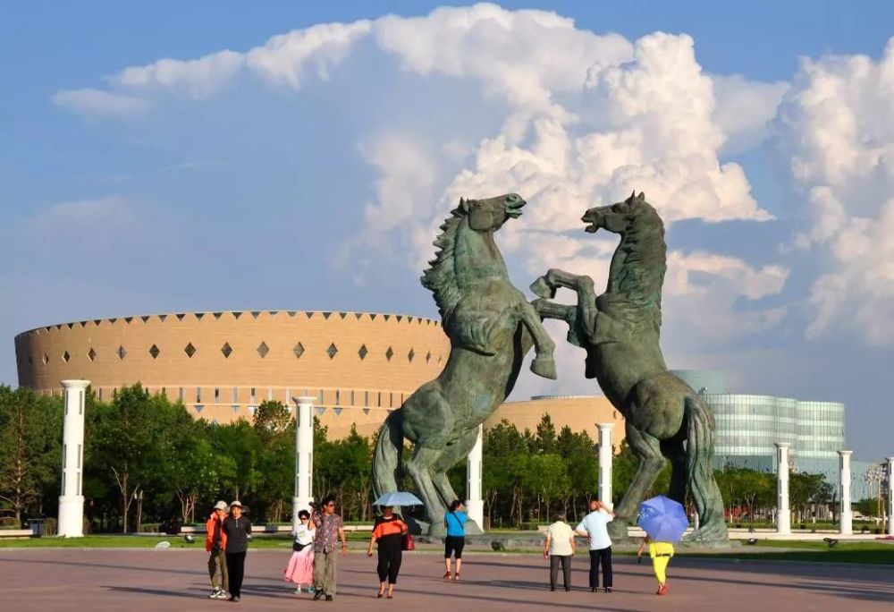 这里是康巴什丨"云游"成吉思汗广场_腾讯新闻