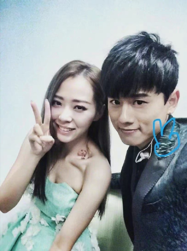 张杰晒出与张靓颖的合照,看着镜头比心,二人多年的友谊令人羡慕