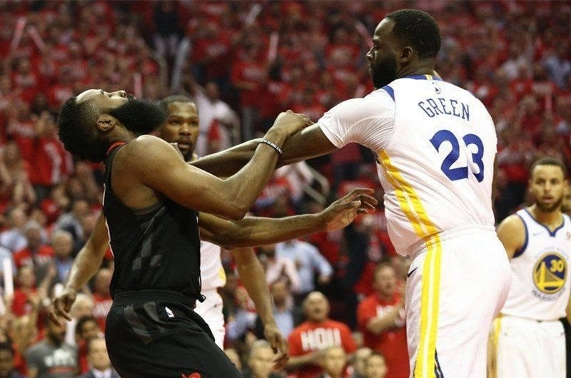 詹姆斯·哈登 为什么哈登会改变NBA造犯规？格林直言，太多拙劣的表演！