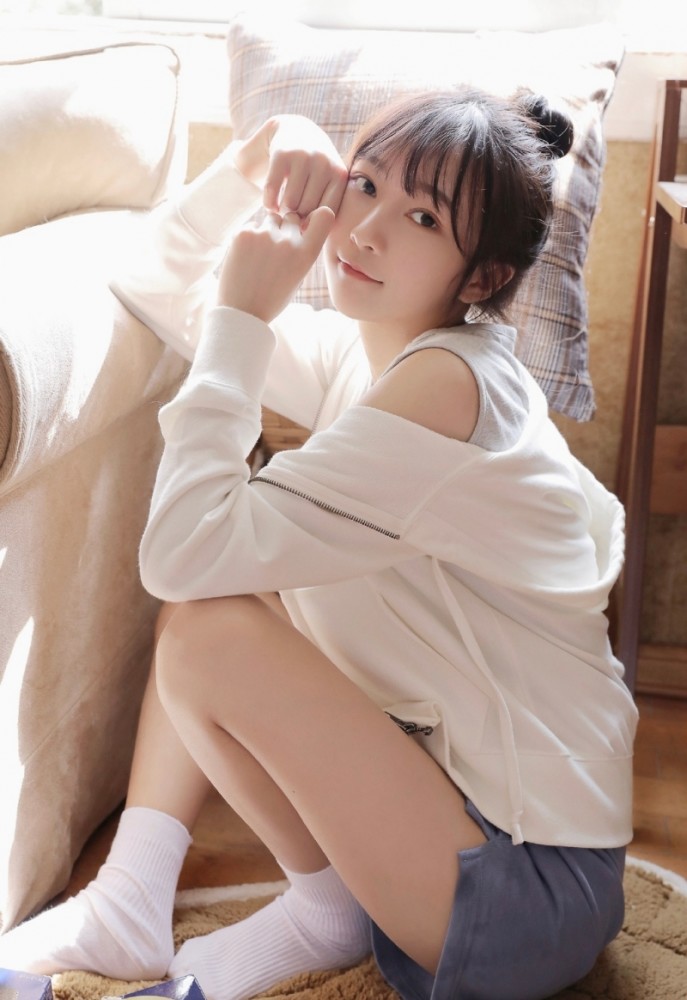 元气少女牛仔热裤修长美腿