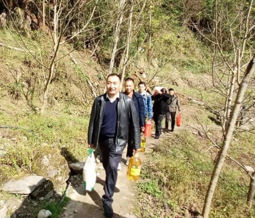 10月30日,二三里资讯的记者陪同平利县龙森商务有限公司,八仙龙森核桃