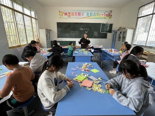 "新红中心校教师姚丕华是化学老师,也是一名体育和象棋爱好者,作业