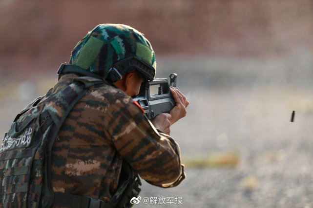 帅特战队员多种姿势据枪射击