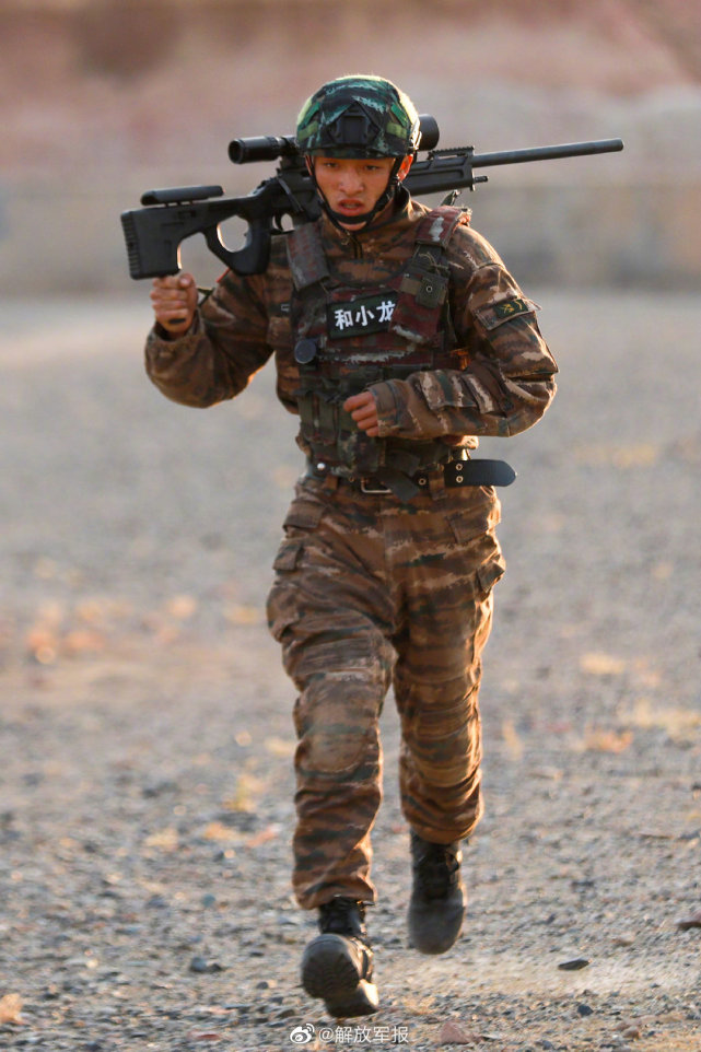 帅特战队员多种姿势据枪射击