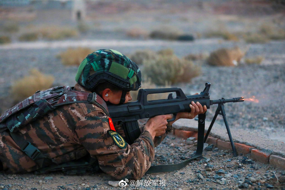 帅特战队员多种姿势据枪射击