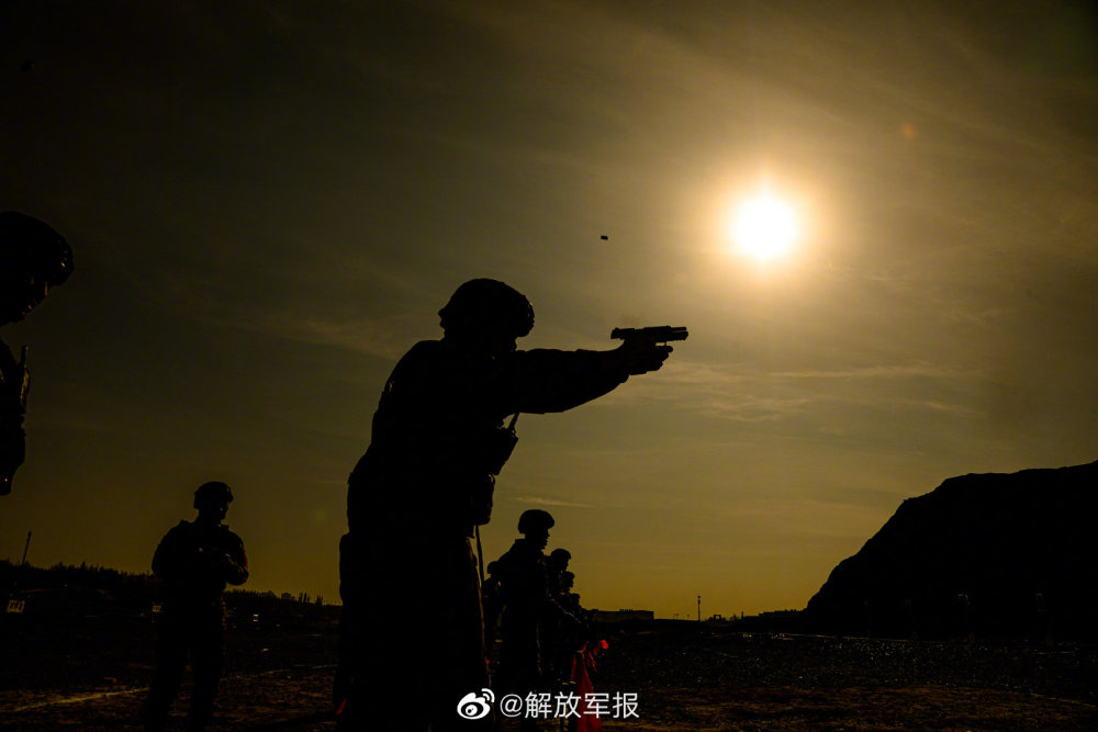 帅特战队员多种姿势据枪射击