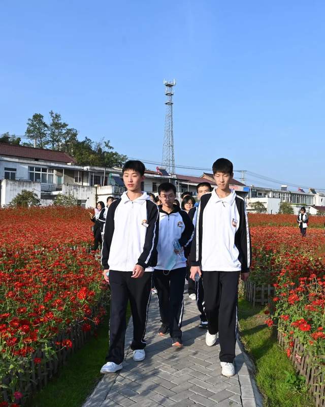 霍山文峰学校诗联学会开展金秋采风活动