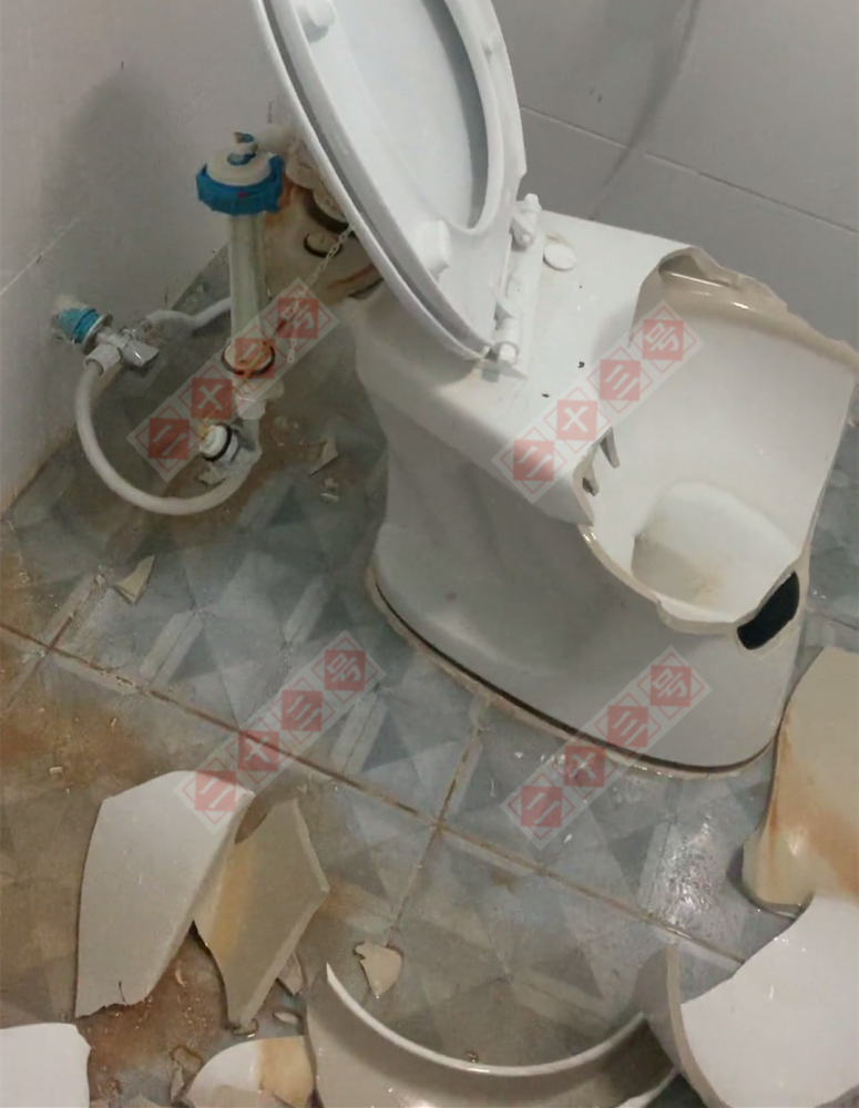 湖南长沙:女子踩在马桶上方便,直接将马桶踩碎:我才不到100斤!