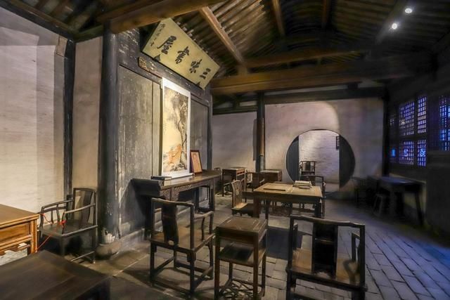 绍兴旅游必打卡,三味书屋,看鲁迅座位下的早字