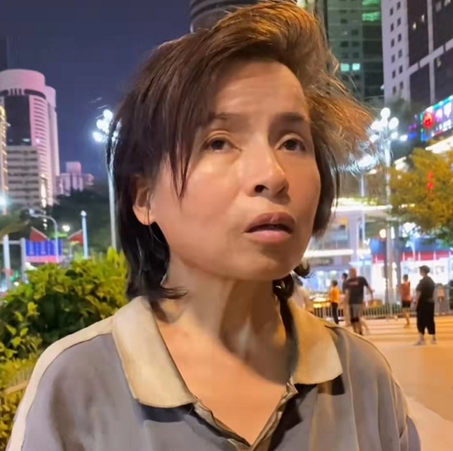 深圳一风韵犹存流浪女流落街头,知情人:儿子溺亡后遭丈夫抛弃