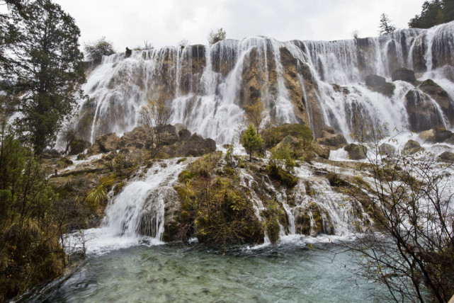 雄厚的瀑声刚毅的旋律九寨沟四大瀑布之一树正瀑布