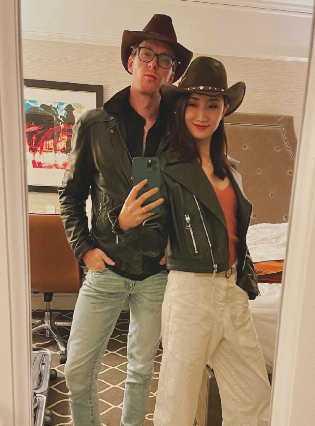 陈赫前妻许婧晒万圣节妆容,被男友搂怀中俏皮搞怪,甜蜜十足