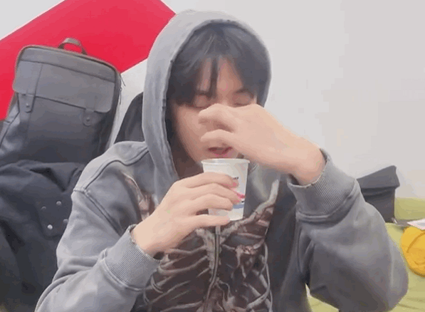 刘耀文穿玩偶服上班,粉丝大喊两字让他转身挥手,戴头套画风超可爱