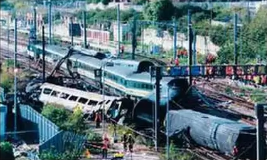 英国两列火车相撞，百余人受伤，乘客回忆起事发一幕仍心惊胆战山西晋中尹晓明
