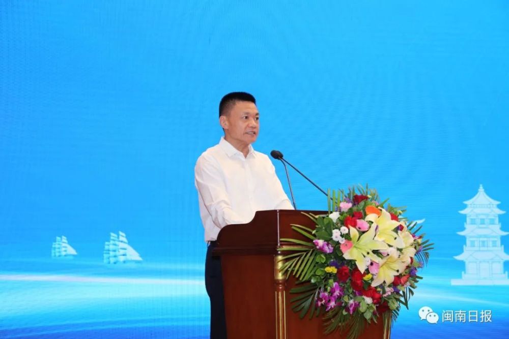 王进足,胡栋良,吴达金,林少金,杨胜华共同触球启动2021年"人才漳州月"