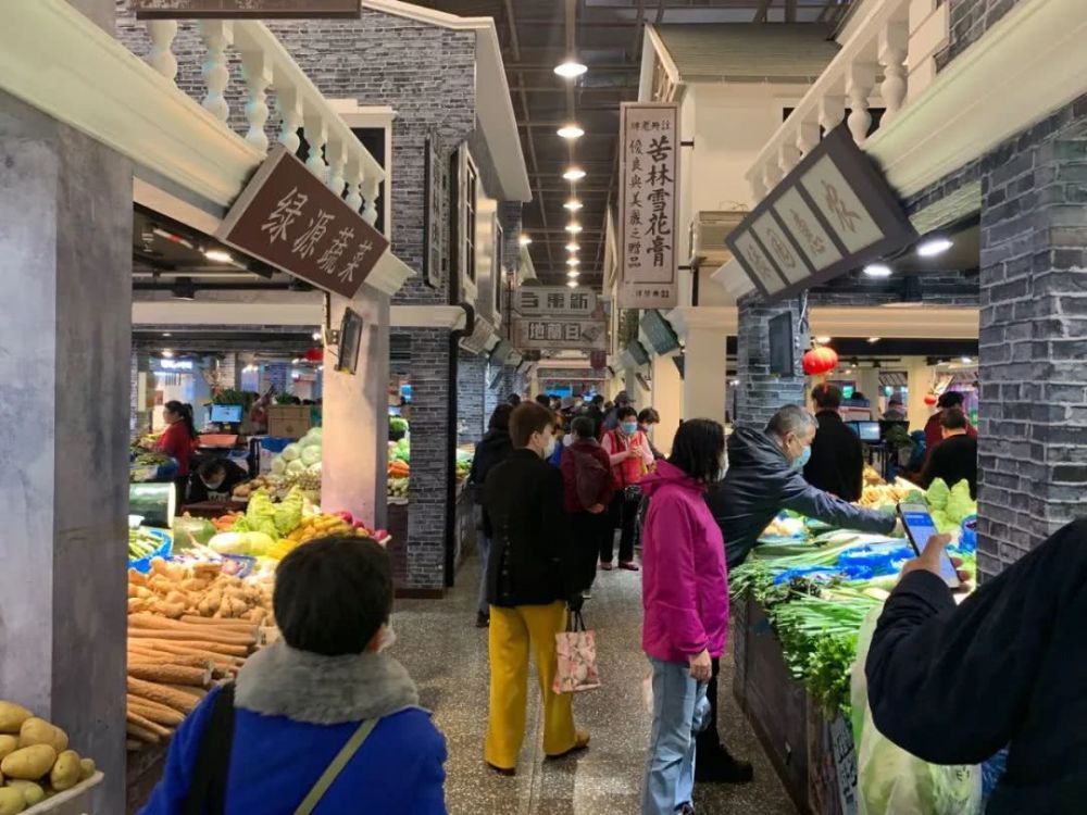 北京三源里菜市场市井烟火和多元人文在菜市场相遇