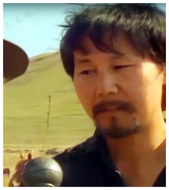 腾格尔28岁时旧照曝光,模样青涩头发还很浓密