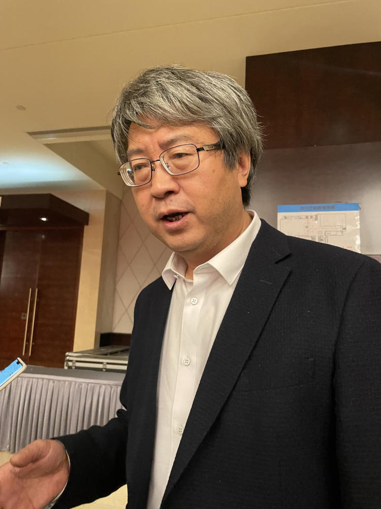 大会现场,封面新闻记者采访到参会代表,《星星》诗刊主编,诗人龚学敏