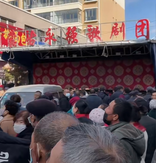 知名草根艺人二后生因病去世,数千网友自发送他最后一程