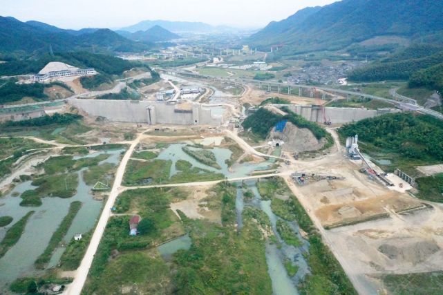 江口街道橫裡埭村,與縣江相匯,再至方橋三江口與剡江匯合,始稱奉化江