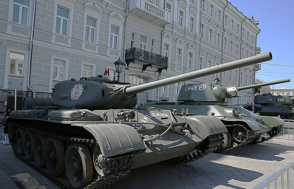 为了对付黑豹坦克,苏军打造了t-44,可惜没能和豹式决战!_腾讯新闻