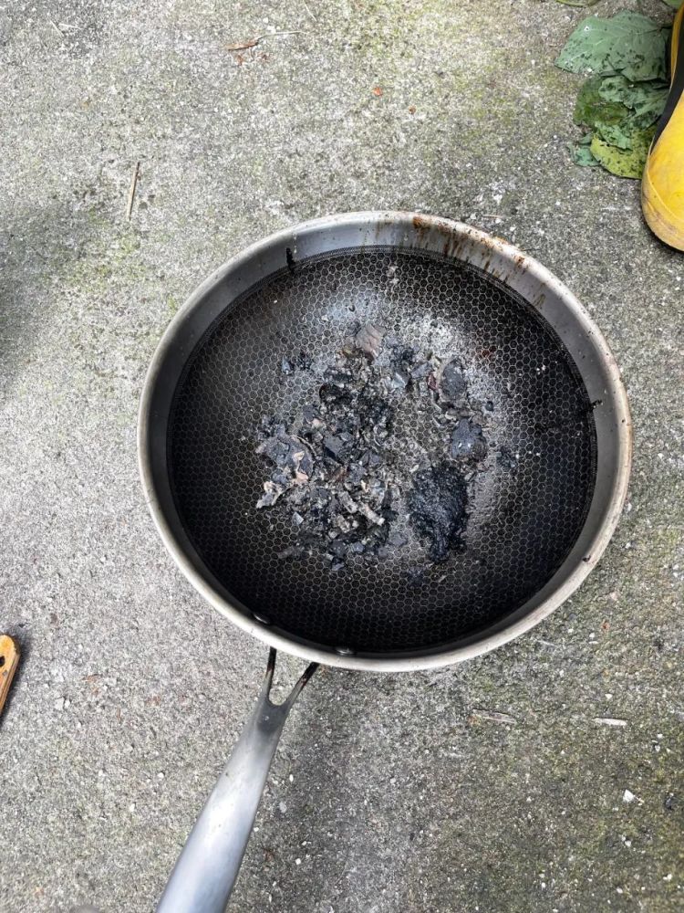 油锅起火他们这样做:"教科书式"灭火vs慌乱用水扑救_腾讯新闻