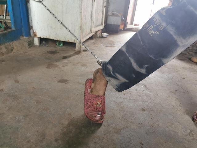 家中19岁男孩多年被铁链锁住它不仅是自由的束缚也是温暖一隅