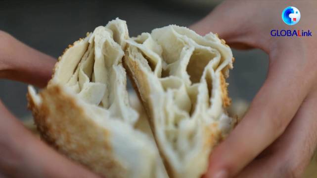 全球连线河北黄骅吊炉烧饼炭火演绎的舌尖美味