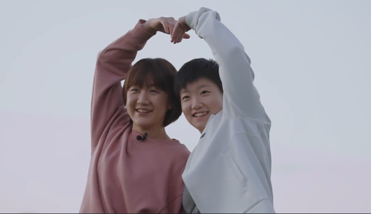 孙颖莎与陈梦合体比心!