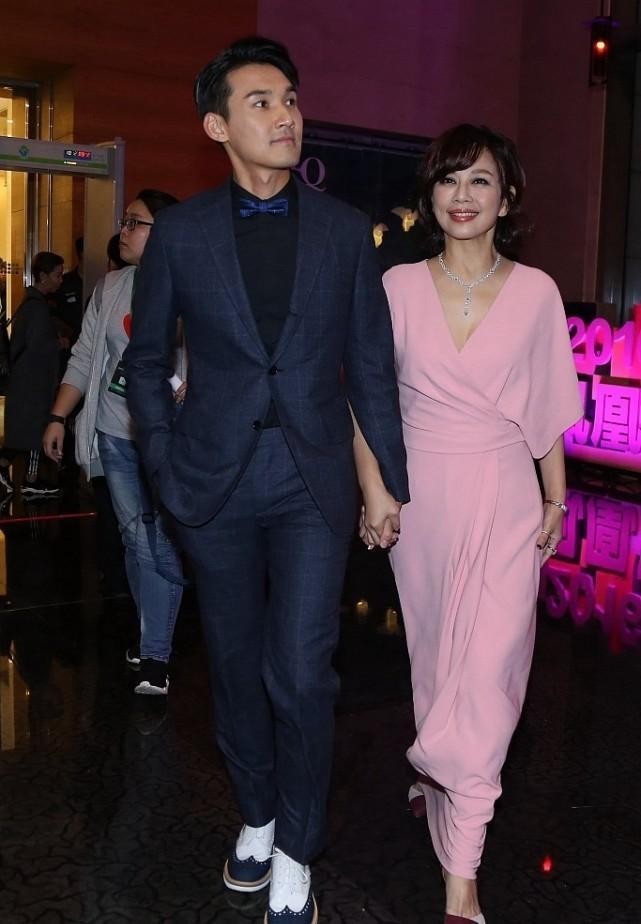 陈松伶和小8岁老公同框穿粉色v领裙显不出年龄风韵仍然迷人