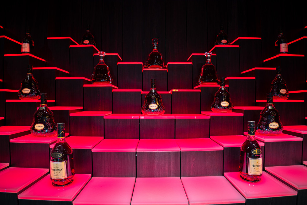 轩尼诗概念酒吧——blends by hennessy于重庆时代广场开幕_腾讯新闻