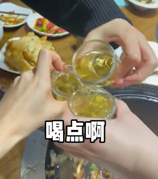 南方女孩到吉林玩,东北闺蜜每天带她喝酒喝到恍惚,网友看后乐了