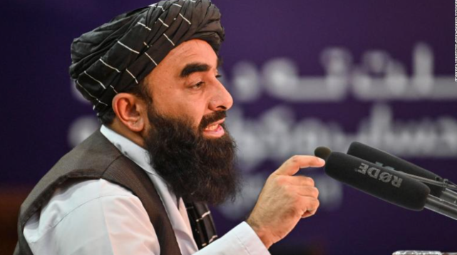 塔利班发言人zabihullah mujahid在喀布尔市的新闻发布会上发表讲话)
