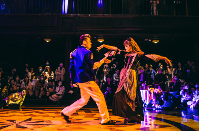 精心装点的氛围布置自然是为了派对舞会的沉浸式体验做铺垫,现场还设