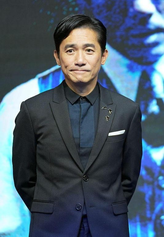 梁朝伟虽然老了可气质仍在,和小3岁郭富城同框,看着挺沉稳的