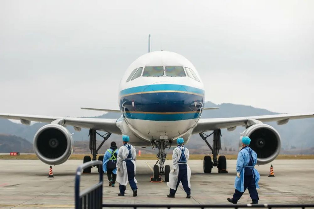 畢節飛雄機場進行常態化疫情防控工作記者在畢節站出站口看到,在工作