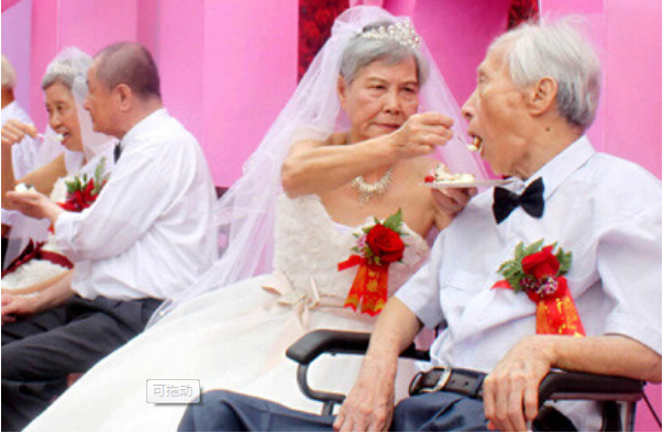 再婚老人拿出前夫衣裳给现任穿65岁丈夫离婚吧我不是替代品