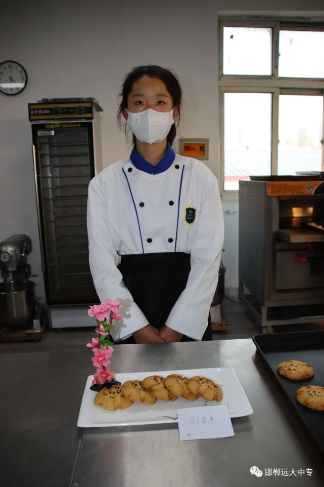 标准作品:桃酥教务处主任王笑笑,办公室副主任何晓等参加评审工作校