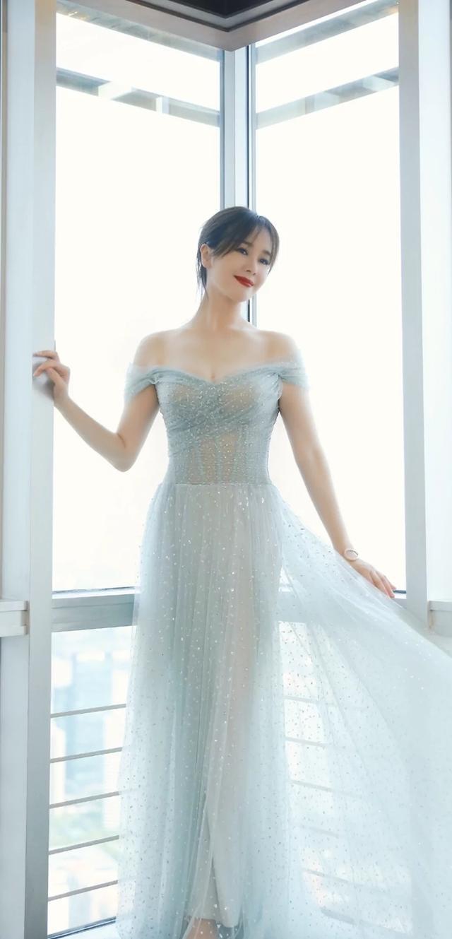 左小青的穿搭才叫简约,白色运动外套搭配牛仔阔腿裤,时髦又减龄