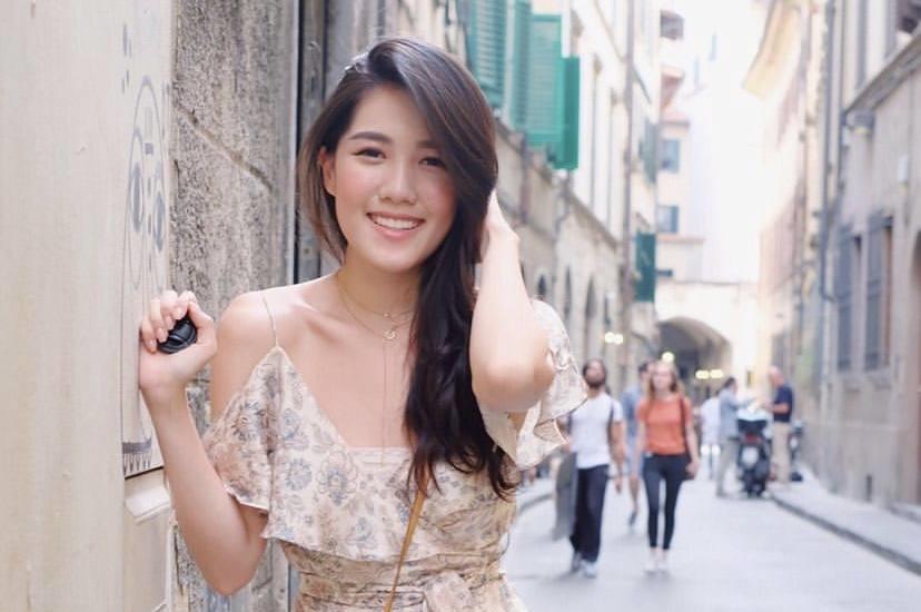 著名港星24岁小女儿近照曝光身材高挑丰满五官比明星姐姐精致