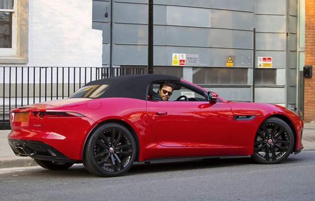 很快作为古董车替代品的红色捷豹f-type coupe p 300敞篷跑车也被偷走